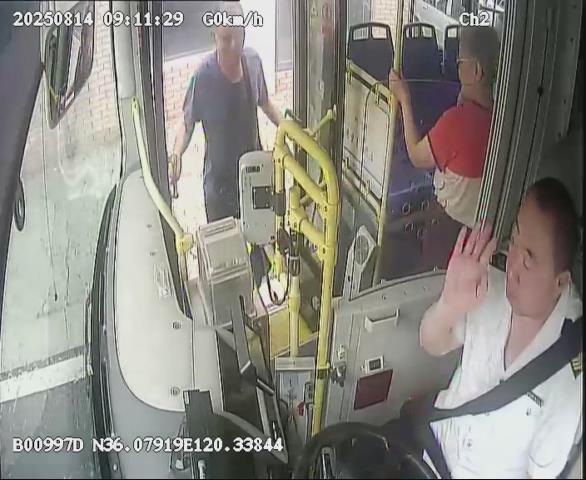 大盈家 青岛公交暖心守护“银发族”  十米车厢绘就敬老文明风景线