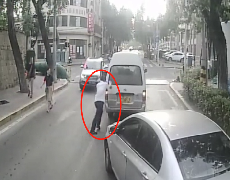 万达策略 暖心青岛！公交车司机高温下化身“推车侠”路人纷纷点赞！