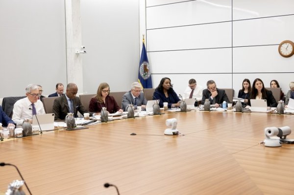 长宏网配资 时隔九个月 重启降息！美联储今晚会降息多少：25还是50基点？